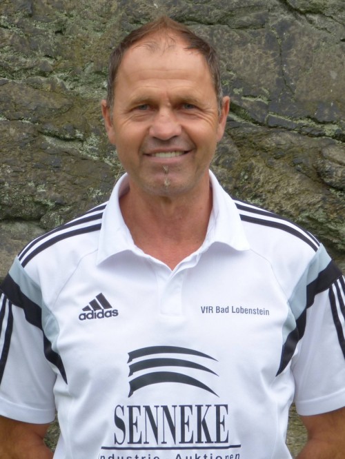 TRAINER SCHMEISST HIN