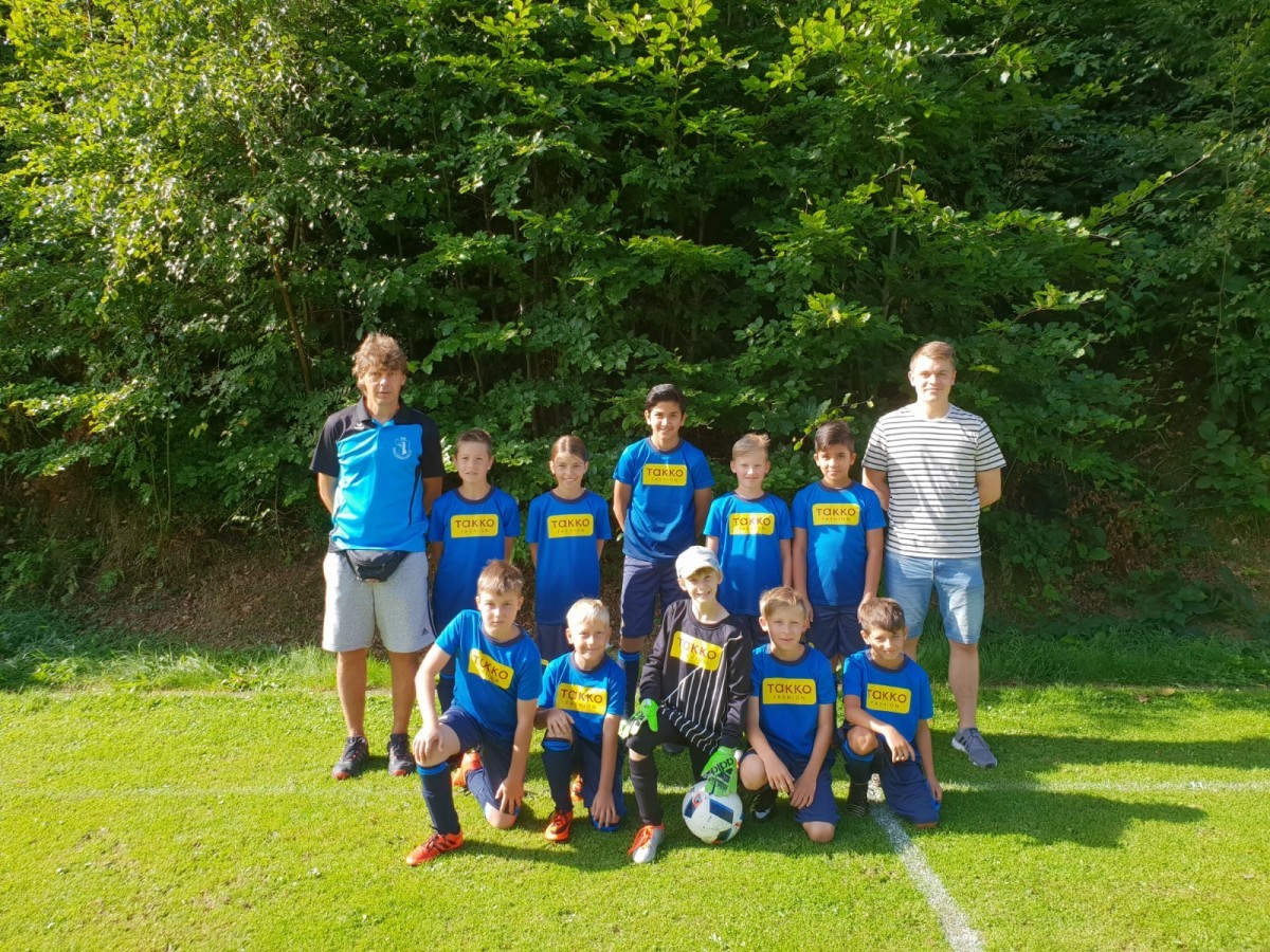 Yannic Köcher schenkt E-Junioren neue Trikots