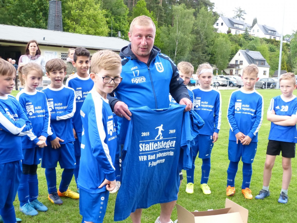 F JUNIOREN FEIERN STAFFELSIEG