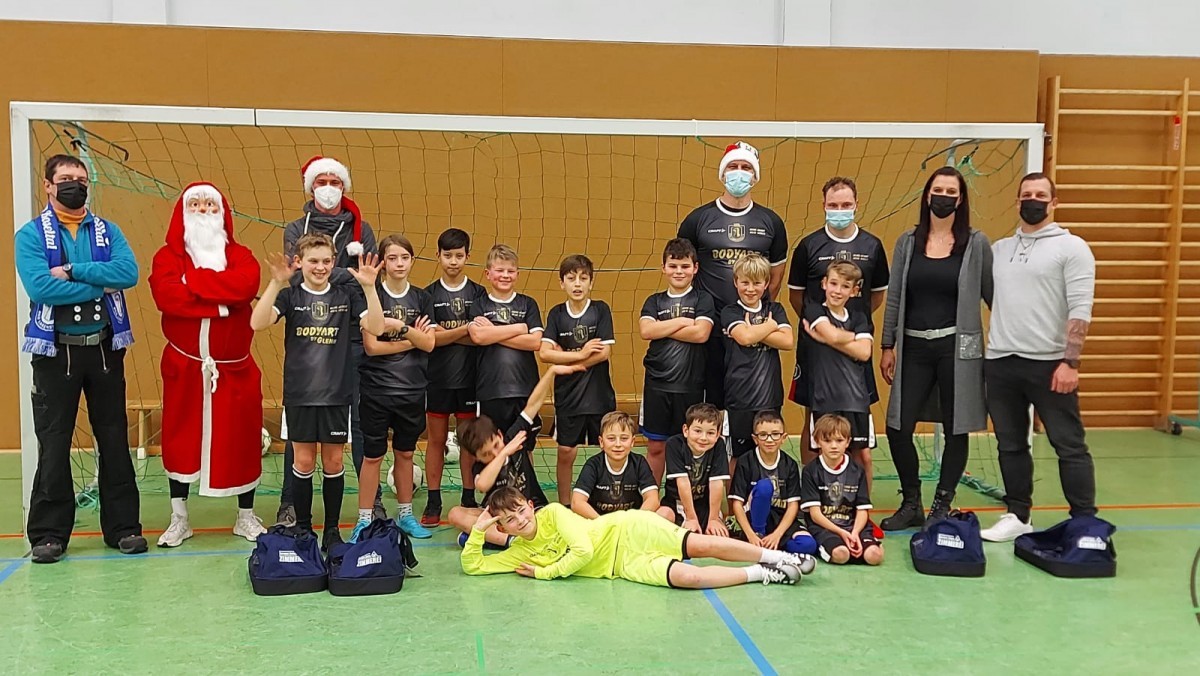 Weihnachtsmann überrascht E-Junioren